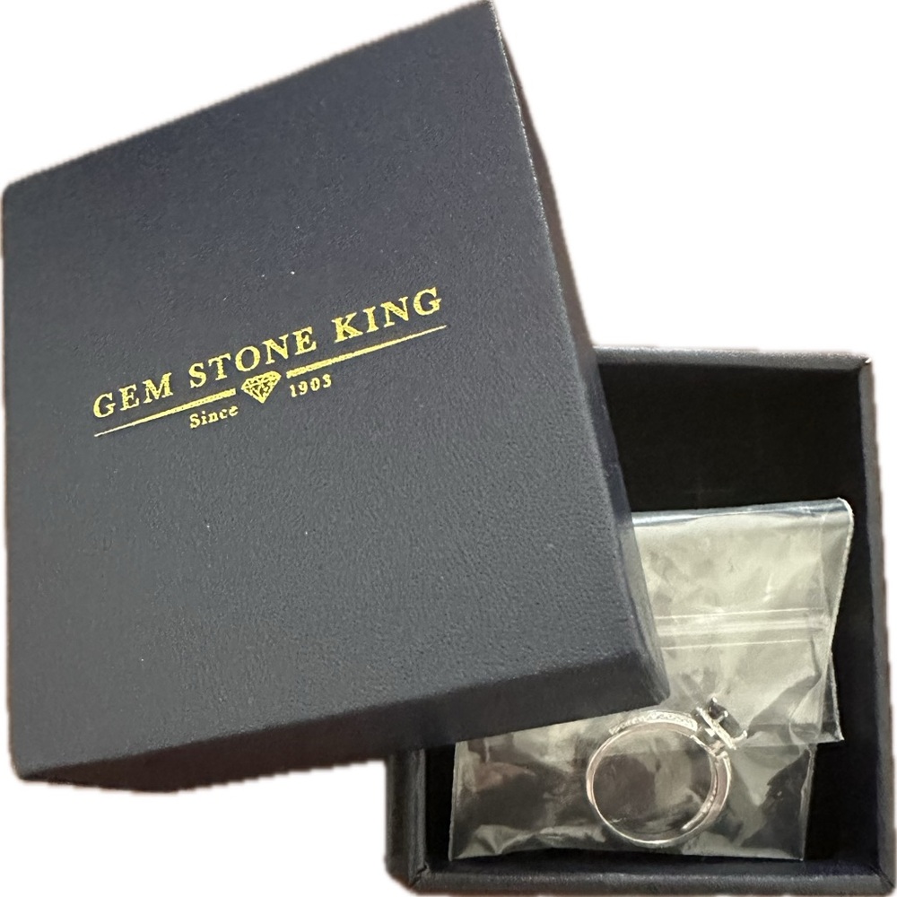 Elegant Black and Silver Women's Ring - Picture 4 of 4